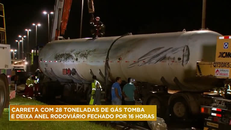 Vídeo: Carreta com 28 toneladas de gás tomba e fecha pista do Anel