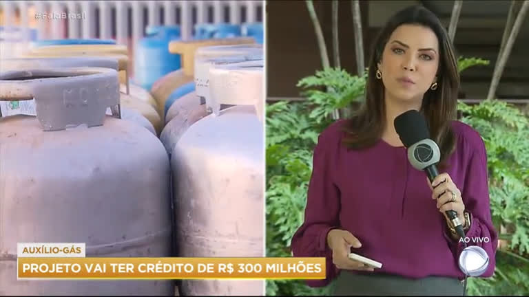Vídeo: Bolsonaro sanciona projeto que abre crédito de R$ 300 milhões para o auxílio-gás