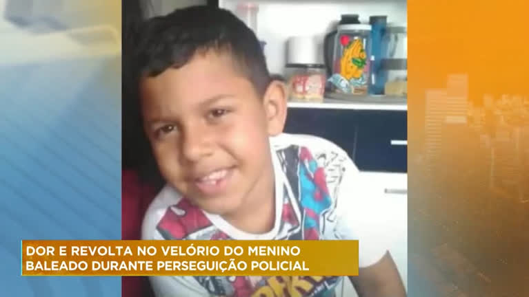 Vídeo: Corpo de menino de 8 anos morto por bala perdida é enterrado