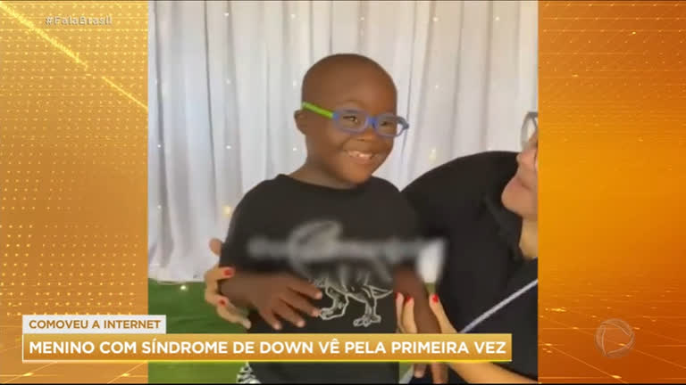 Vídeo: Menino com síndrome de Down viraliza ao ver pela primeira vez