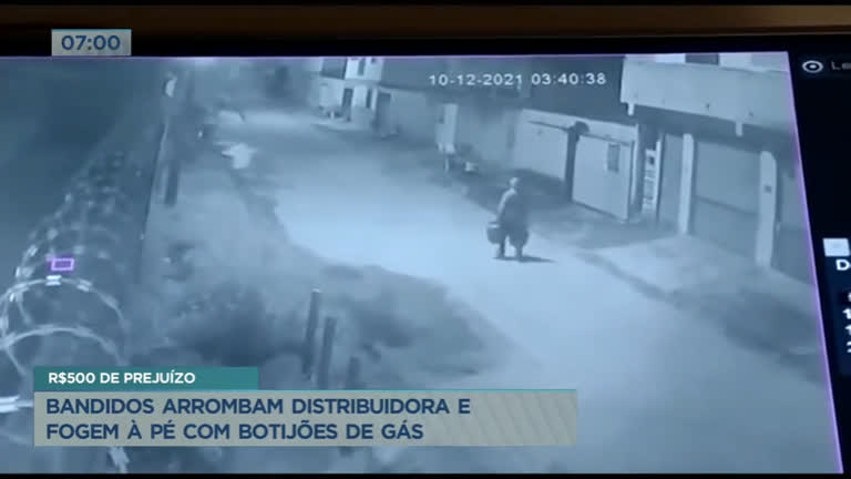 Vídeo: Homens assaltam distribuidora de gás e fogem a pé