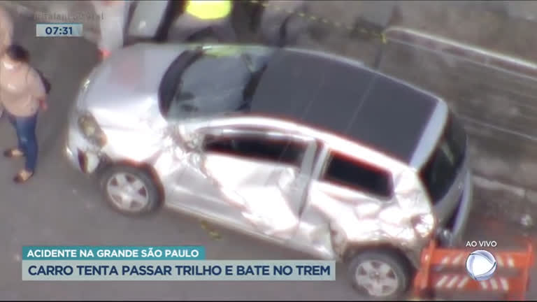 Vídeo: Carro tenta atravessar trilho e é atingido por trem na Grande SP