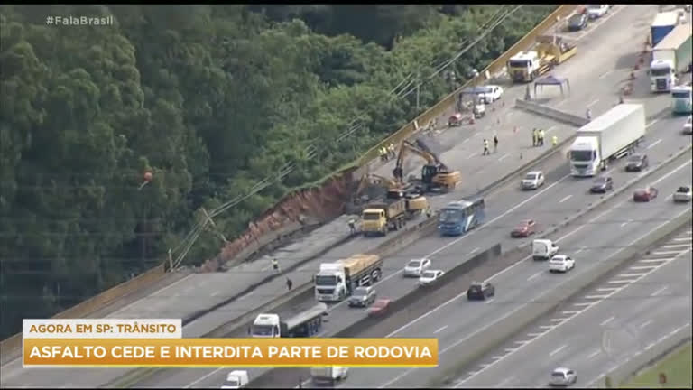 Vídeo: Parte de asfalto cede e interdita trecho da Dutra nesta sexta (7)