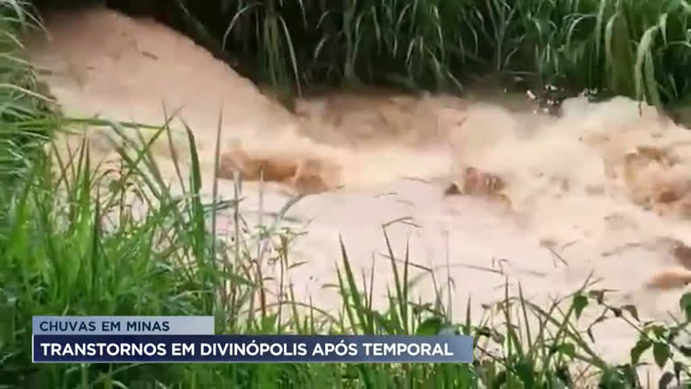 Vídeo: Chuva causa transtornos em Divinópolis (MG)