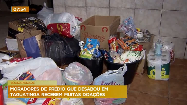 Vídeo: Moradores de prédio que desabou sobrevivem com doações de roupas e alimentos