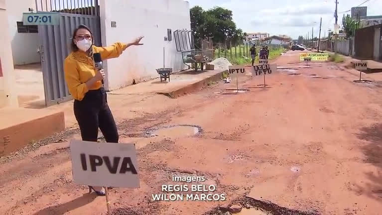 Vídeo: Moradores colocam faixas na rua para chamar atenção a grande quantidade de buracos