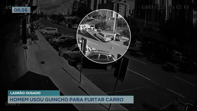 Vídeo: Homem furta carro e aciona guincho para transportá-lo