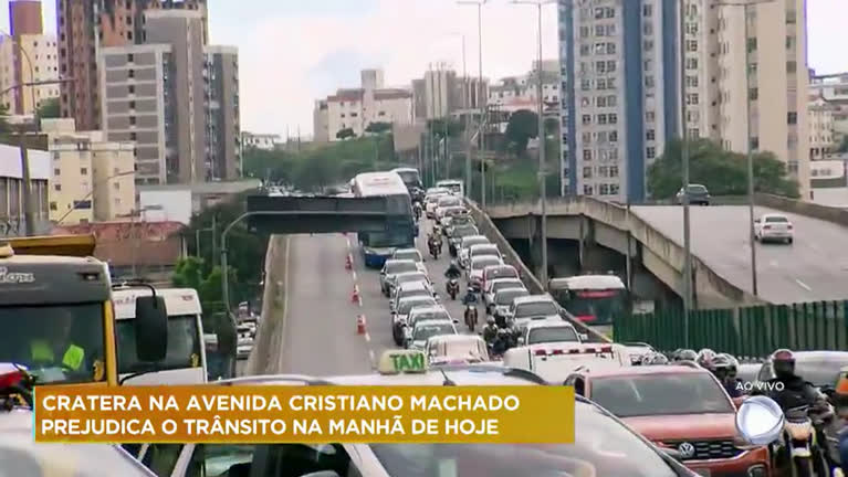 Vídeo: Cratera na avenida Cristiano Machado prejudica trânsito em BH