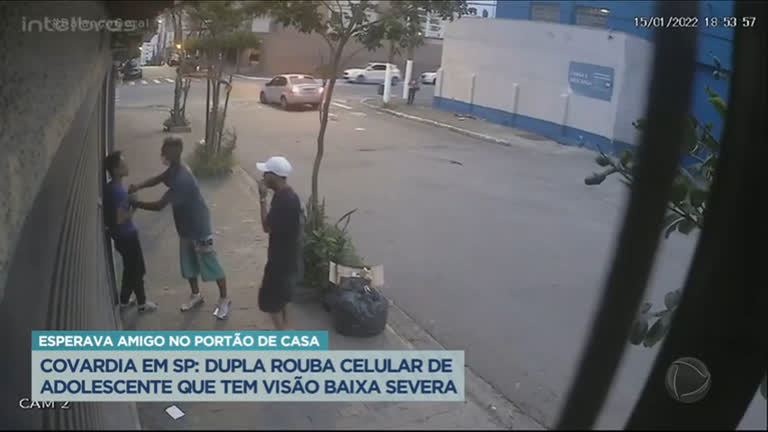 Vídeo: Adolescente com visão baixa severa tem celular roubado por bandidos na Zona Sul de SP