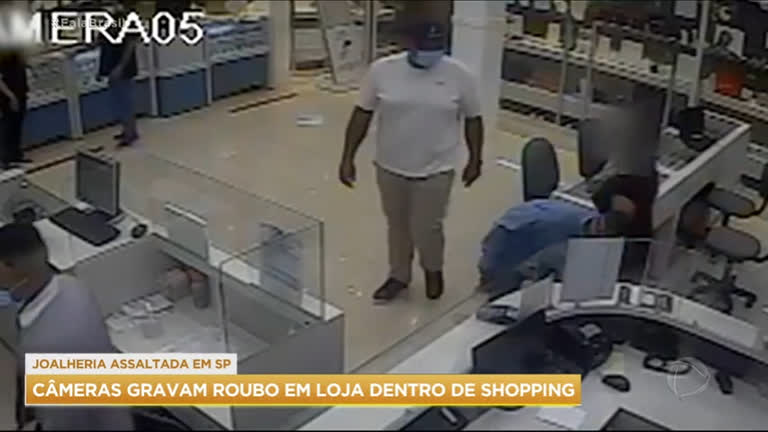 Vídeo: Quadrilha rende funcionários de joalheria em assalto dentro de shopping na Grande SP