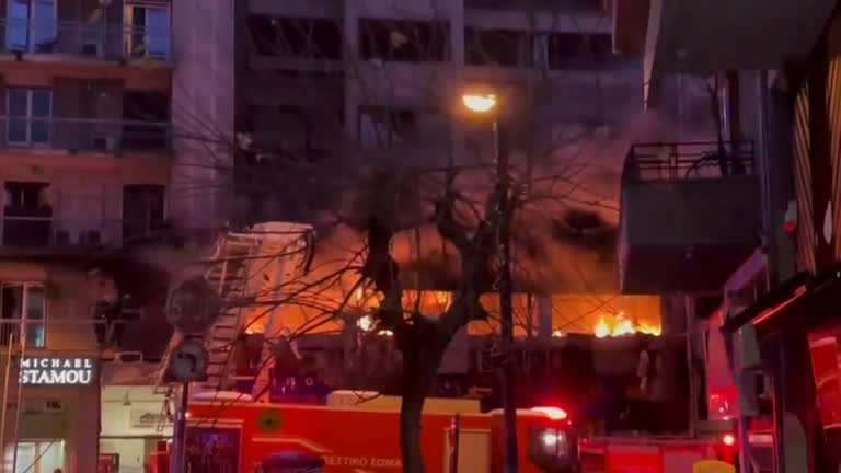 Vídeo: Grécia: vazamento de gás provoca explosão em prédio residencial