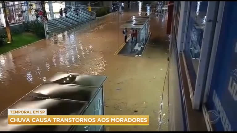 Vídeo: Chuva forte provoca transtornos e prejuízos em São Paulo