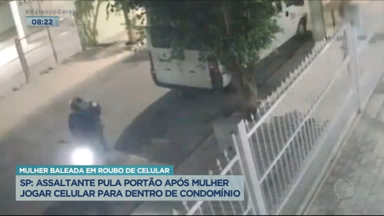 Vídeo: Assaltante pula portão após mulher jogar celular para dentro de condomínio