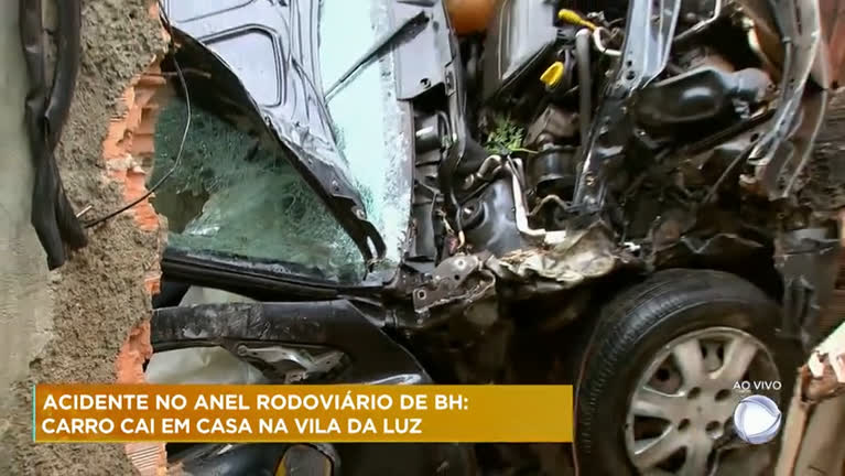 Vídeo: Carro atinge muro de casa após motorista perder o controle em BH