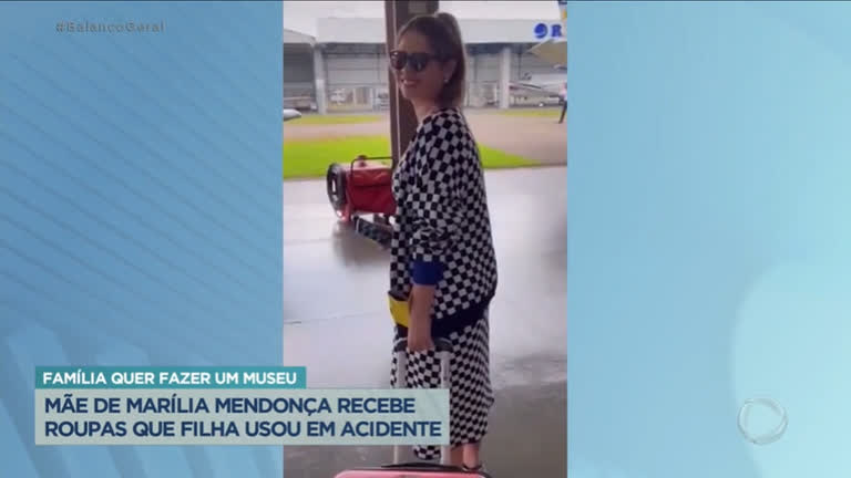 Vídeo: Mãe de Marília Mendonça recebe roupas que filha usou em acidente