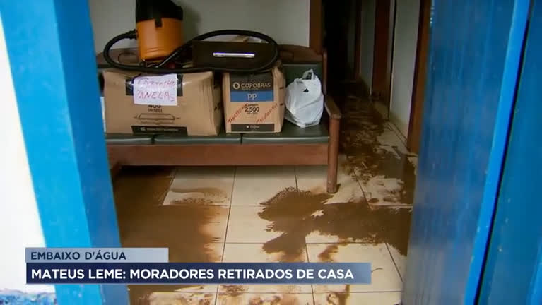 Vídeo: Moradores são retirados de casa após chuva forte em Mateus Leme
