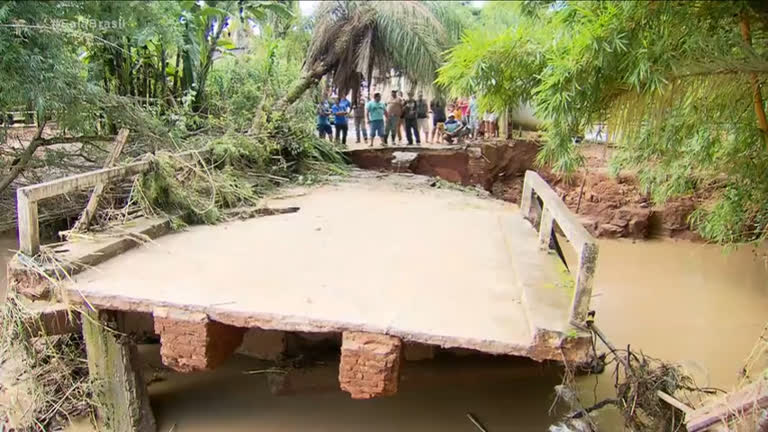 Vídeo: População fica ilhada após ponte ser destruída pela chuva em cidade de MG