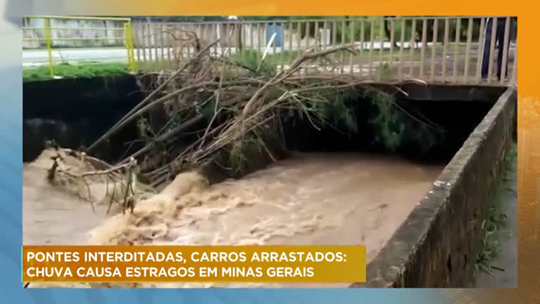 Vídeo: Pontes são interditadas e carros são arrastados após chuva em MG