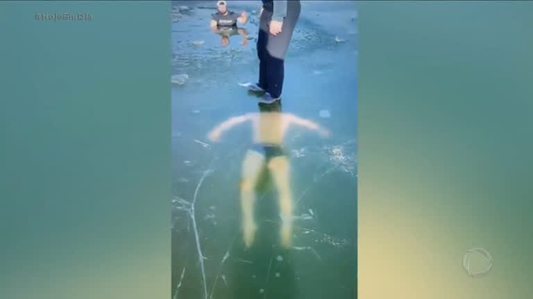 Vídeo: Homem fica desorientado ao nadar sob superfície congelada de lago