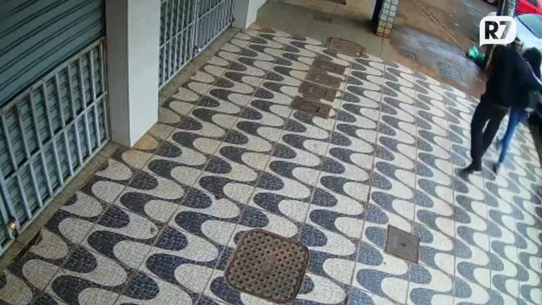 Vídeo: adolescente de 14 anos é estuprada a caminho da escola  – Noticias R7