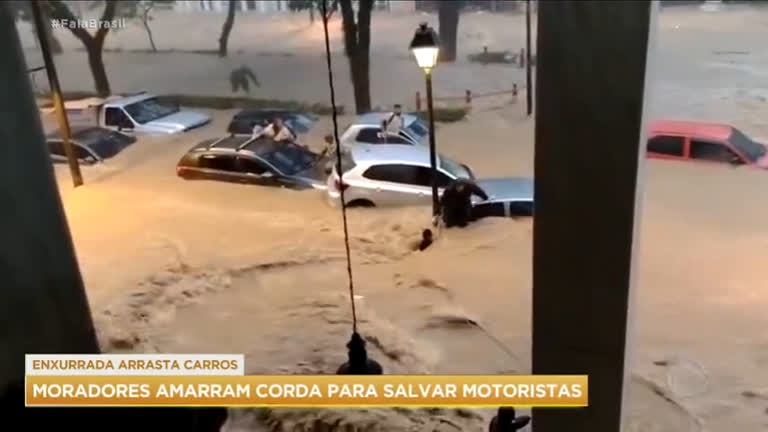 Vídeo: Moradores amarram corda para salvar motoristas em Petrópolis