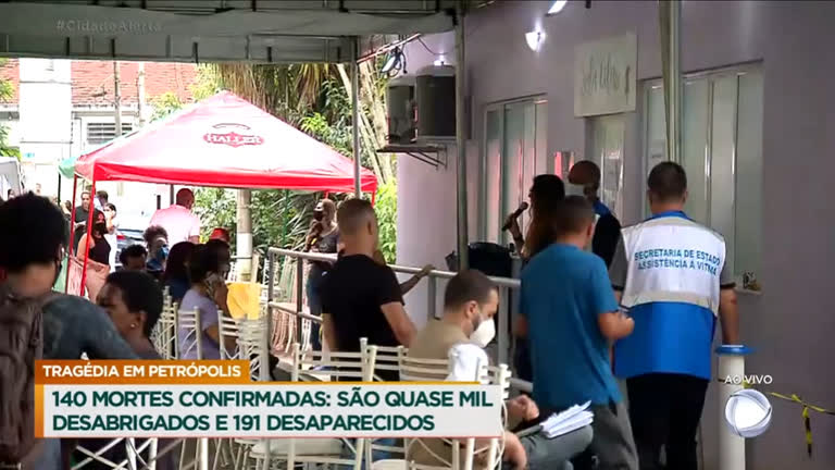 Vídeo: Familiares procuram informações sobre desaparecidos em Petrópolis (RJ)
