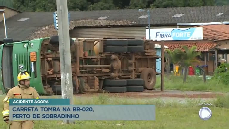 Vídeo: Carreta toma na BR-020, perto de Sobradinho (DF)
