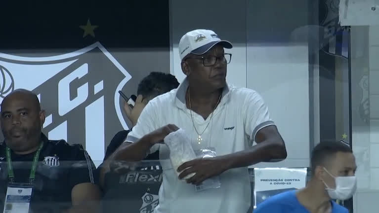 Vídeo: Momentos Pitorescos : Serginho Chulapa come pipoca enquanto assiste à derrota do Santos