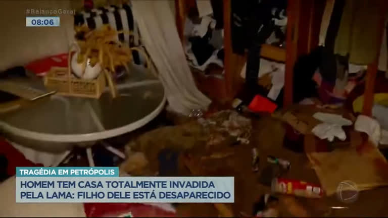 Vídeo: Homem tem casa invadida pela lama em Petrópolis e busca filho desaparecido