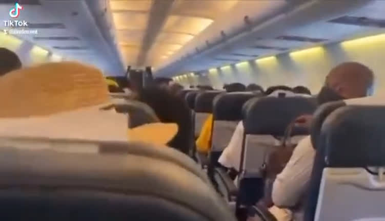 Vídeo: Passageiros fazem oração após trem de pouso de avião falhar