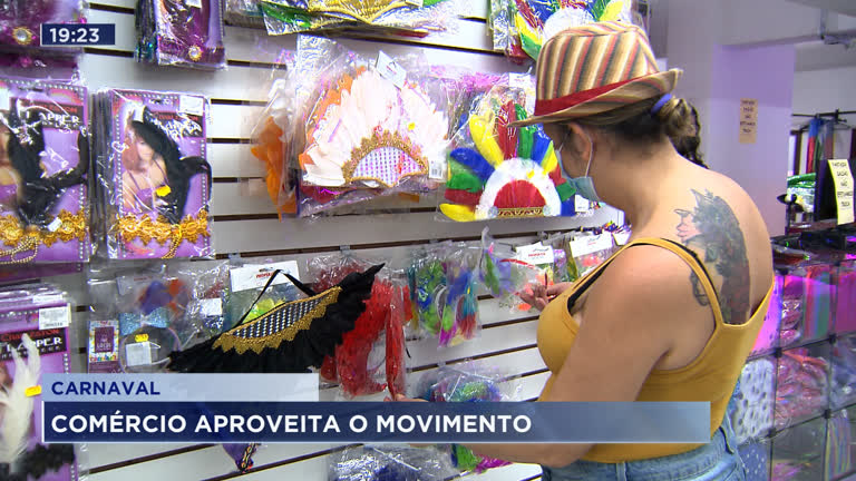 Vídeo: Lojas de fantasia ficam lotadas de foliões no pré-carnaval!