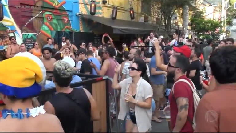 Vídeo: Carnaval: Mesmo com proibição, foliões lotam blocos clandestinos