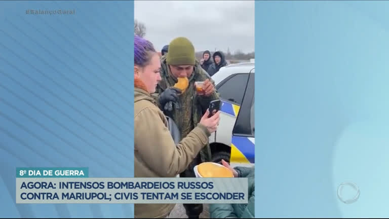 Vídeo: Civis ucranianos ajudam soldado russo a se alimentar