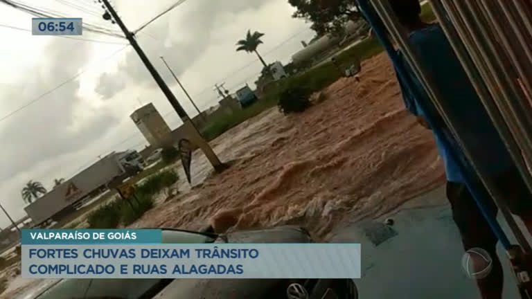 Vídeo: Chuva forte dessa quinta-feira (3) deixa ruas alagadas em Valparaíso (GO)