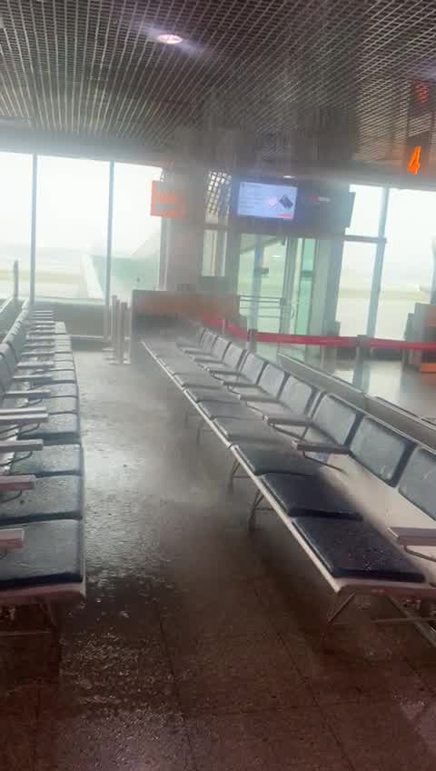 Vídeo: Veja imagens da chuva caindo dentro do Aeroporto de Congonhas, em SP