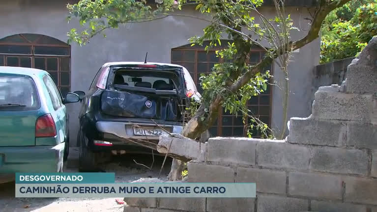 Vídeo: Caminhão desgovernado derruba muro e atinge carro na Grande BH