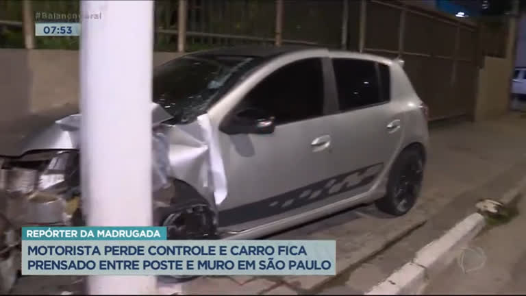 Vídeo: Motorista perde controle e carro fica prensado entre muro e poste em SP