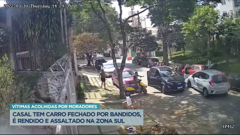 Vídeo: Casal tem carro fechado por bandidos, é rendido e assaltado na Zona Sul de SP
