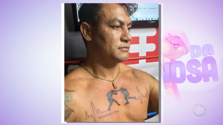 Vídeo: Após luta, Popó tatua nome de Whindersson Nunes no peito