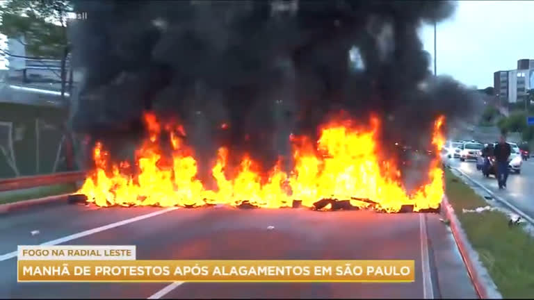 Vídeo: Moradores fazem protestos após alagamentos em São Paulo
