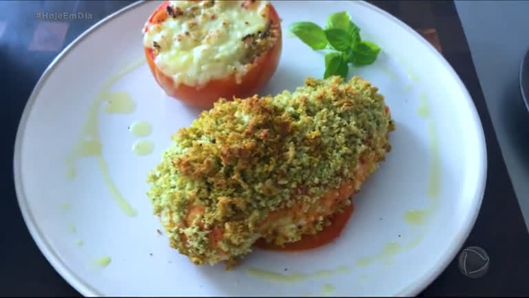 Vídeo: Guga Rocha ensina a fazer frango com crosta de ervas e tomate à provençal