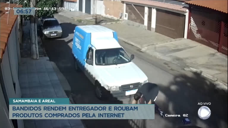 Vídeo: Bandidos rendem entregador e roubam produtos comprados pela internet