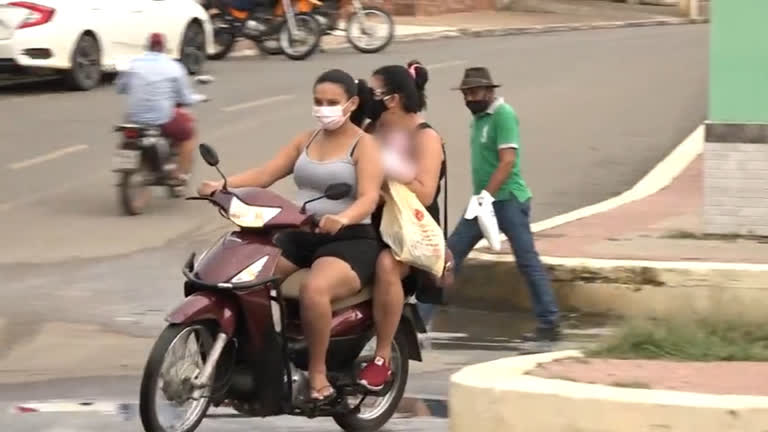 Vídeo: Conteúdo extra: motociclistas se arriscam sem capacete no trânsito de cidade cearense