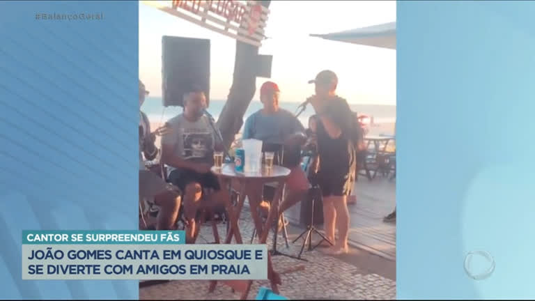 Vídeo: João Gomes canta em quiosque no RJ