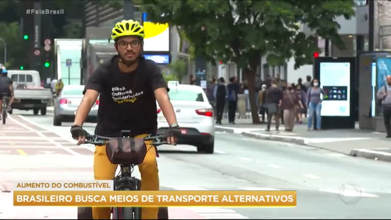 Vídeo: Brasileiros buscam transporte alternativo para fugir da alta dos combustíveis