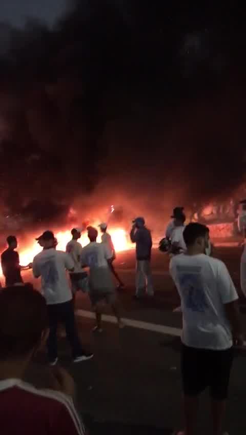 Vídeo: Vídeo mostra protesto com fogo em avenida na zona leste de São Paulo