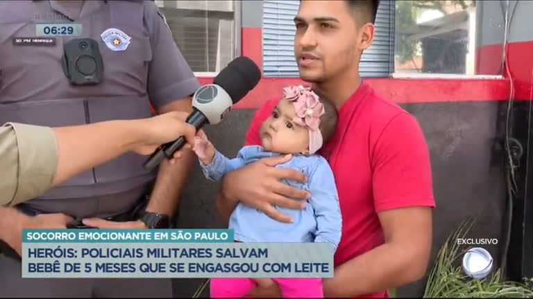 Vídeo: Policiais salvam bebê que se engasgou com leite em SP