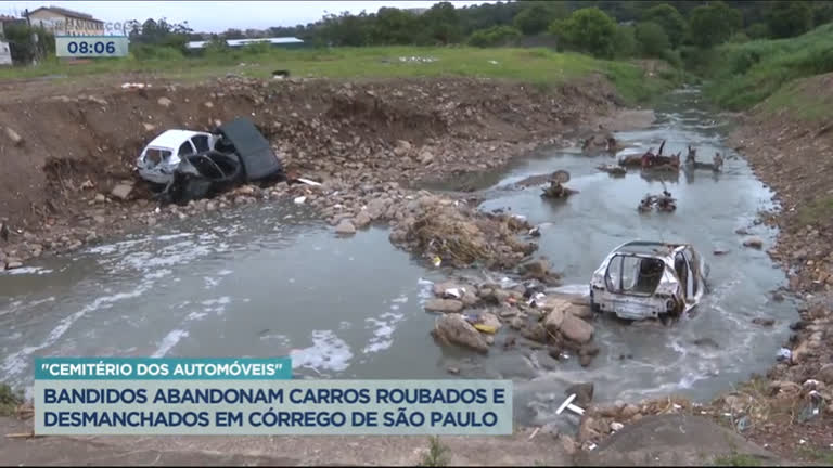 Vídeo: Córrego em São Paulo vira cemitério de carros roubados e desmanchados