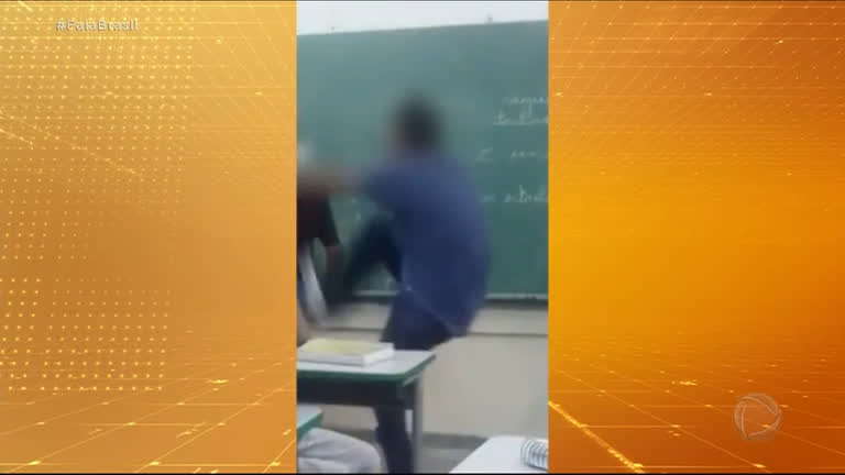Vídeo: Aluna de 14 anos leva chute nas costas de colega de classe em SP