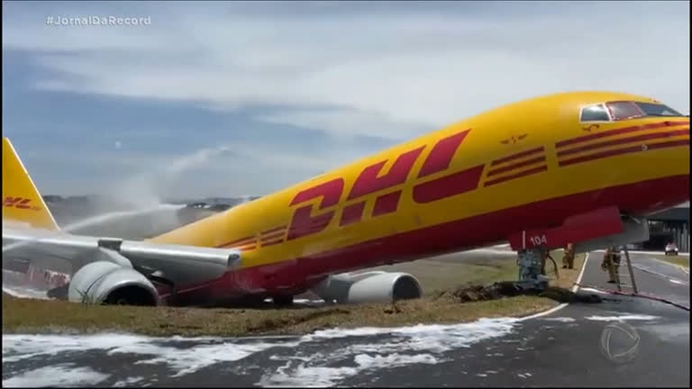 Vídeo: Avião cargueiro se parte ao meio depois de pousar na Costa Rica